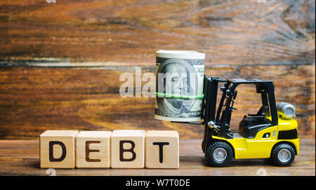 Blocchi di legno con la parola debito, dollari e il carrello elevatore. La quantità di denaro preso a prestito a determinate condizioni. Il mutuante e il mutuatario (debitore). Conce Foto Stock