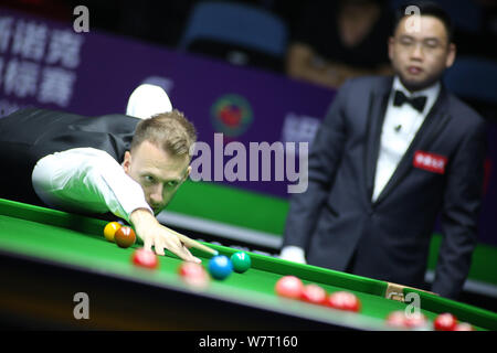 Judd Trump di Inghilterra gioca un colpo a Scott Donaldson della Scozia nella seconda partita durante il 2019 World Snooker Championship internazionale nella città di Daqing, a nord-est della Cina di Provincia di Heilongjiang, 6 agosto 2019. Foto Stock