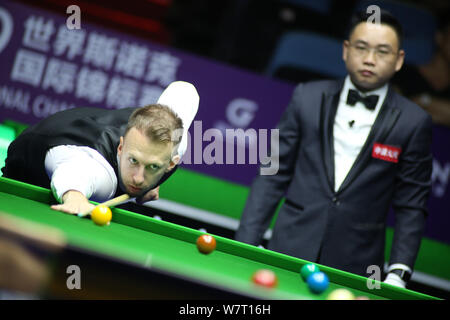 Judd Trump di Inghilterra gioca un colpo a Scott Donaldson della Scozia nella seconda partita durante il 2019 World Snooker Championship internazionale nella città di Daqing, a nord-est della Cina di Provincia di Heilongjiang, 6 agosto 2019. Foto Stock