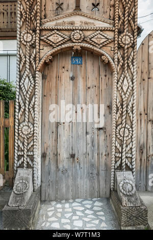 Maramureș, Rpmania settentrionale. Un tipico in legno intagliato gate nel villaggio di Botiza, in questo altamente tradizionale regione rurale Foto Stock