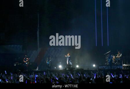 Chen Hsin-hung, meglio noto con il suo nome di fase Ashin, centro e altri membri della Taiwanese rock band Mayday eseguire in un concerto a Ji'nan city, EAS Foto Stock