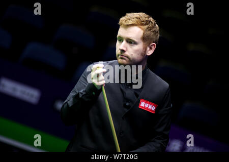 Ben Woollaston di Inghilterra ritiene che un colpo di Mark Anthony Selby di Inghilterra nel secondo round corrispondere durante il 2019 World Snooker Championship internazionale nella città di Daqing, a nord-est della Cina di Provincia di Heilongjiang, 6 agosto 2019. Foto Stock