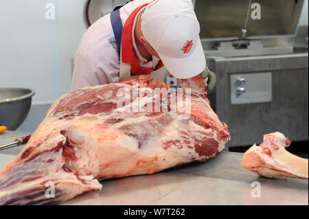 Monaco di Baviera, Deutschland. 07 Ago, 2019. La carne più costosa C IVA dovrebbe salire al 19%! Macelleria, macelleria, macelleria, macelleria, macelleria, macelleria, macelleria, macelleria, macelleria, macelleria, macelleria, macelleria, processo di elaborazione, in occasione dell'International fiera artigianale 2016 a Monaco di Baviera il 25.02.2016 Â | Utilizzo di credito in tutto il mondo: dpa/Alamy Live News Foto Stock