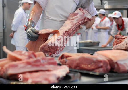 Monaco di Baviera, Deutschland. 07 Ago, 2019. La carne più costosa C IVA dovrebbe salire al 19%! Archivio fotografico: Butcher rilasciando la carne, disossamento, prodotti a base di carne, artigianale macellerie, macellai, professioni di apprendistato, apprendistato, artigianato, macelleria, macelleria, in occasione dell'artigianato internazionale Fair 2014 in Muencnen, | Utilizzo di credito in tutto il mondo: dpa/Alamy Live News Foto Stock