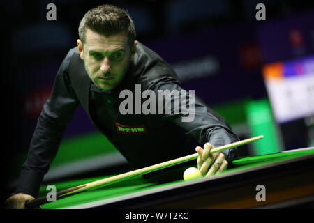 Mark Anthony Selby di Inghilterra ritiene un colpo a Ben Woollaston di Inghilterra nel secondo round corrispondere durante il 2019 World Snooker Championship internazionale nella città di Daqing, a nord-est della Cina di Provincia di Heilongjiang, 6 agosto 2019. Foto Stock