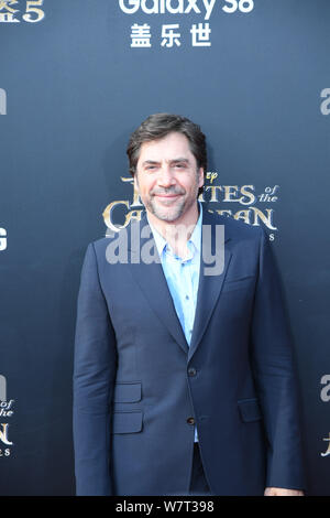 Attore spagnolo Javier Bardem arriva sul tappeto rosso per la premiere del suo nuovo film "Pirati dei Caraibi: Dead Men Tell No Tales" a Shanghai Foto Stock