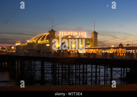 Il Brighton Pier al crepuscolo, West Sussex, in Inghilterra, Regno Unito, novembre 2011. Foto Stock