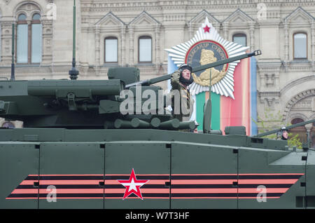 Un soldato russo in un T-14 Armata di carro armato marche lungo la Piazza Rossa durante il giorno della vittoria: parata militare a segnare la 72anniversario della Foto Stock