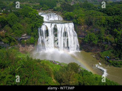 --FILE--Vista aerea della cascata Huangguoshu nella città di Anshun, a sud-ovest della Cina di Guizhou, 1 maggio 2017. Foto aerea scattata il 9 maggio 2017 ha mostrato Foto Stock