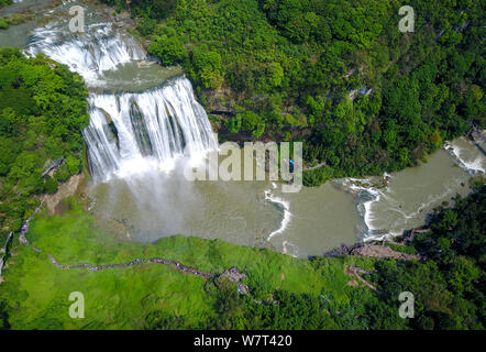 --FILE--Vista aerea della cascata Huangguoshu nella città di Anshun, a sud-ovest della Cina di Guizhou, 1 maggio 2017. Foto aerea scattata il 9 maggio 2017 ha mostrato Foto Stock