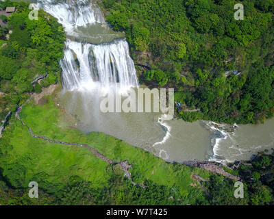 --FILE--Vista aerea della cascata Huangguoshu nella città di Anshun, a sud-ovest della Cina di Guizhou, 1 maggio 2017. Foto aerea scattata il 9 maggio 2017 ha mostrato Foto Stock