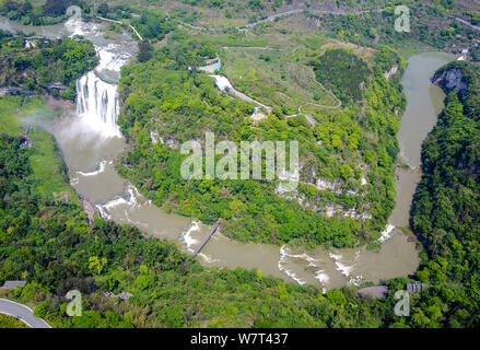 --FILE--Vista aerea della cascata Huangguoshu nella città di Anshun, a sud-ovest della Cina di Guizhou, 1 maggio 2017. Foto aerea scattata il 9 maggio 2017 ha mostrato Foto Stock