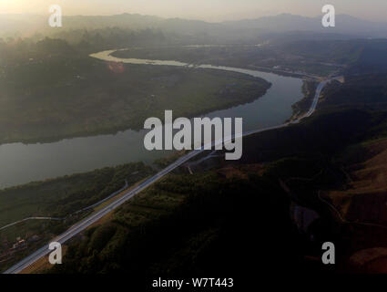 Vista aerea del Sanliu superstrada che collega Sanjiang contea e città Liuzhou in Rongshui Miao contea autonoma, a sud della Cina di Guangxi Zhuang Autonom Foto Stock