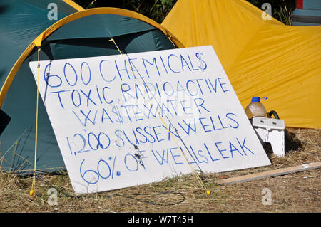 Anti-fracking protesta, segno, Balcombe, West Sussex, in Inghilterra. 19 agosto 2013. Foto Stock