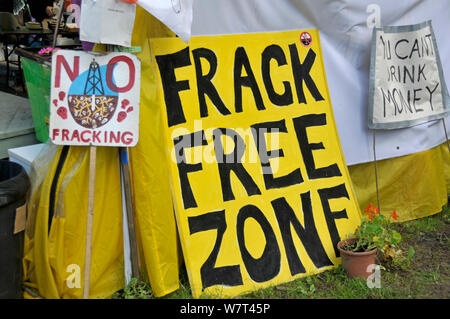 Anti-fracking segni di protesta, Balcombe, West Sussex, in Inghilterra. 19 agosto 2013. Foto Stock