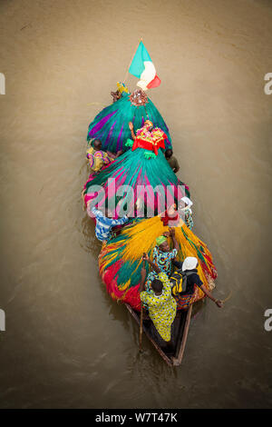 Vista aerea del 'Zangbeto' guardiani della notte e i sacerdoti in barca per visitare un altro villaggio per voodoo / vodun cerimonia, Benin, Africa, febbraio 2011. Foto Stock