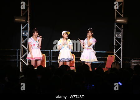 (Da sinistra) Rin Okabe, Nanami Yamada e Yui Oguri di idol giapponese ragazza gruppo AKB48 Team 8 frequentare una ventola evento riunione a Hong Kong, Cina, 29 aprile 2 Foto Stock