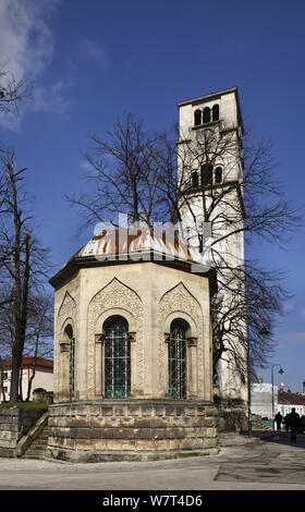 Tomba ottomano e Chiesa di San Antun - torre dell orologio (Sahat kula) a Bihac. Bosnia ed Erzegovina Foto Stock