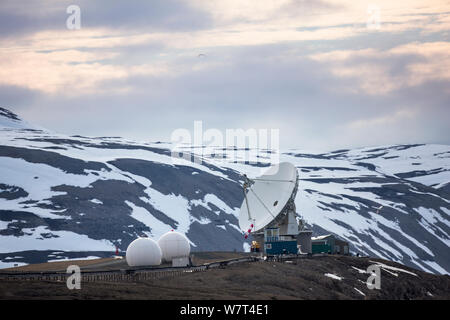 Stazione radar, Ny-Alesund Ricerca Internazionale Village, Spitzbergen, Svalbard, Norvegia, Giugno 2012. Foto Stock