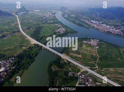 Vista aerea del Sanliu superstrada che collega Sanjiang county e la città di Liuzhou nella contea di Liucheng, Liuzhou city, a sud della Cina di Guangxi Zhuang Autonomou Foto Stock