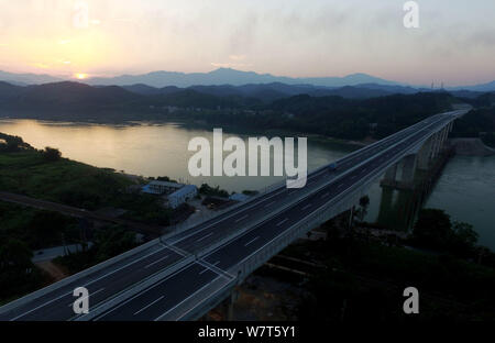 Vista aerea del da Fushi Rongjiang ponte della superstrada Sanliu linking Sanjiang county e Liuzhou città nel sud della Cina di Autonoma di Guangxi Zhuang Foto Stock