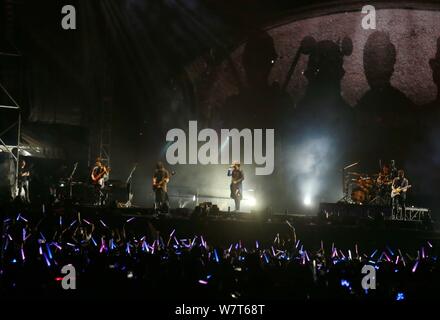 Chen Hsin-hung, meglio noto con il suo nome di fase Ashin, centro e altri membri della Taiwanese rock band Mayday eseguire in un concerto a Ji'nan city, EAS Foto Stock