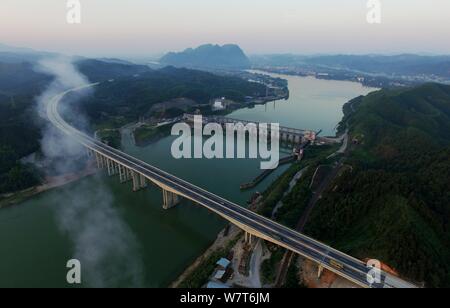 Vista aerea del da Fushi Rongjiang ponte della superstrada Sanliu linking Sanjiang county e Liuzhou città nel sud della Cina di Autonoma di Guangxi Zhuang Foto Stock