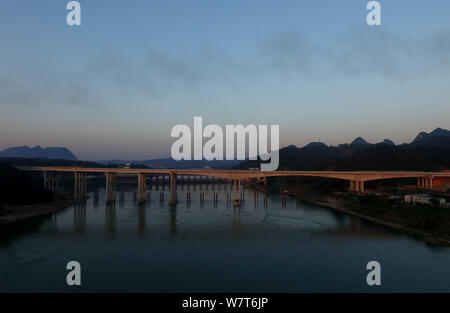 Vista aerea del da Fushi Rongjiang ponte della superstrada Sanliu linking Sanjiang county e Liuzhou città nel sud della Cina di Autonoma di Guangxi Zhuang Foto Stock