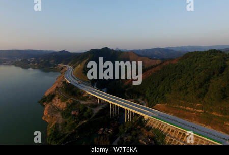 Vista aerea del Sanliu superstrada che collega Sanjiang contea e città Liuzhou in Rongshui Miao contea autonoma, a sud della Cina di Guangxi Zhuang Autonom Foto Stock