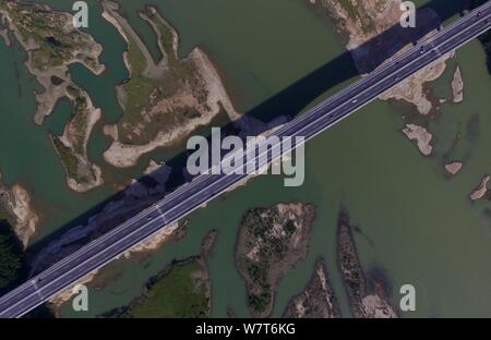 Vista aerea del ponte Dongnuo del Sanliu superstrada che collega Sanjiang county e Liuzhou città nel sud della Cina di Guangxi Zhuang Regione autonoma, Foto Stock