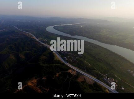 Vista aerea del Sanliu superstrada che collega Sanjiang contea e città Liuzhou in Rongshui Miao contea autonoma, a sud della Cina di Guangxi Zhuang Autonom Foto Stock