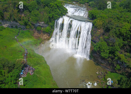 --FILE--Vista aerea della cascata Huangguoshu nella città di Anshun, a sud-ovest della Cina di Guizhou, 1 maggio 2017. Foto aerea scattata il 9 maggio 2017 ha mostrato Foto Stock