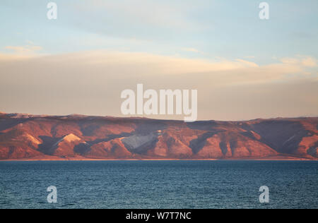 Vista del lago Baikal vicino al villaggio di Khuzhir all isola di Olkhon. Olkhonsky distretto. Oblast di Irkutsk. La Russia Foto Stock