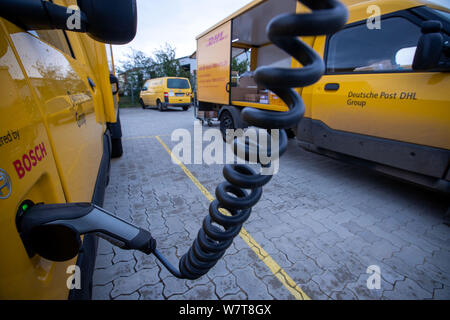 Wittenburg, Germania. 07 Ago, 2019. Un condotto elettricamente parcel transporter 'Streetscooter' è caricata con energia elettrica in corrispondenza di una stazione di ricarica nella base di consegna della Deutsche Post. Dei 14.300 veicoli operati da Swiss Post in tutta la Germania, circa 9.000 sono alimentati elettricamente i furgoni. In aggiunta alla 'Streetscooter', 3.000 e-bikes sono anche in uso. Credito: Jens Büttner/dpa-Zentralbild/ZB/dpa/Alamy Live News Foto Stock