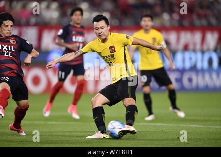 Gao Lin della Cina in Guangzhou Evergrande, destra, sfide Daigo Nishi del Giappone del Kashima palchi nel loro secondo turno del 16 corrispondano durante il 2017 AF Foto Stock