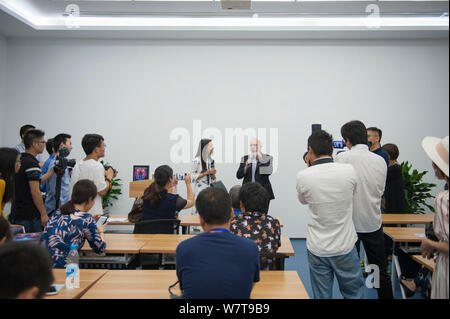 Irish editore e editor Kevin Kelly parla di un evento promozionale per il suo nuovo libro 'Silver Cord' nella città di Ningbo, Cina orientale della provincia di Zhejiang, 15 Foto Stock