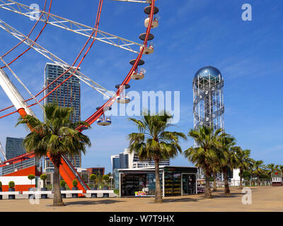 Ruota Gigante e torre di alfabeto georgiano, Batumi, Adjara, Georgia, Europa Foto Stock