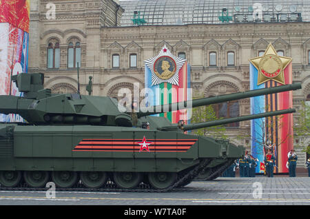 Un soldato russo in un T-14 Armata di carro armato marche lungo la Piazza Rossa durante il giorno della vittoria: parata militare a segnare la 72anniversario della Foto Stock