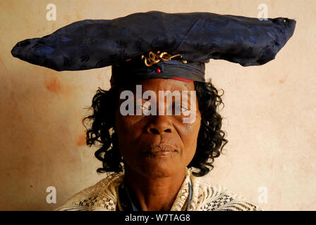 Herero donna in abito tradizionale - influenzati dai missionari Vittoriano, Kaokoland, Namibia. Febbraio 2005 Foto Stock