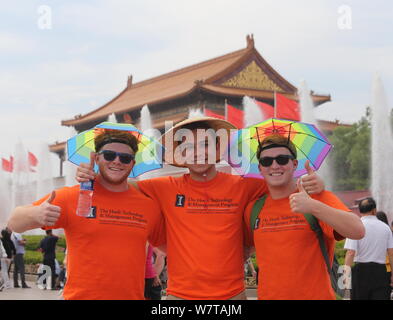 I turisti stranieri proteggersi con cappelli dal sole cocente come visiteranno la Piazza Tian'anmen a Pechino, in Cina, il 16 maggio 2017. Pechino come t Foto Stock
