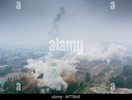 Fumo denso si diffonde dopo due 180-metro-alte ciminiere e una torre di raffreddamento sono state demolite da esplosione in Nanjing No.2 Centrale Termoelettrica in Nanjing Foto Stock