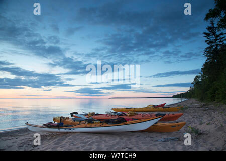 Kayak su una spiaggia a bordo del lago Superior, Apostle Islands National Lakeshore, penisola Bayfield, Wisconsin, USA, luglio. Foto Stock