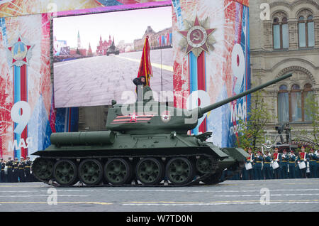 Un soldato russo in un T-14 Armata di carro armato marche lungo la Piazza Rossa durante il giorno della vittoria: parata militare a segnare la 72anniversario della Foto Stock