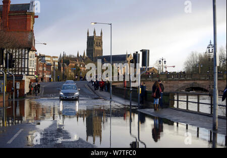 Vista della cattedrale di Worcester con strade allagate in primo piano, Worcester, England, Regno Unito, febbraio 2014. Foto Stock