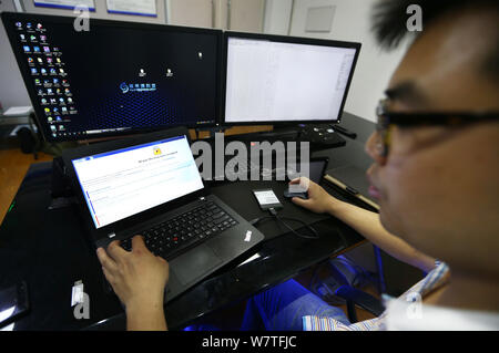 Un ingegnere cinese presenta il software per recuperare i file crittografati da virus ''WannaCry'' alla chiave di recupero laboratorio della provincia di Sichuan in ch Foto Stock