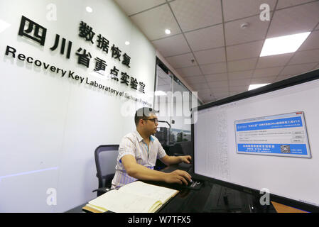 Un ingegnere cinese presenta il software per recuperare i file crittografati da virus ''WannaCry'' alla chiave di recupero laboratorio della provincia di Sichuan in ch Foto Stock