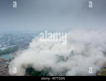 Fumo denso si diffonde dopo due 180-metro-alte ciminiere e una torre di raffreddamento sono state demolite da esplosione in Nanjing No.2 Centrale Termoelettrica in Nanjing Foto Stock