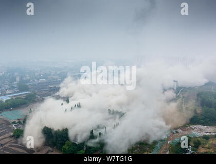 Fumo denso si diffonde dopo due 180-metro-alte ciminiere e una torre di raffreddamento sono state demolite da esplosione in Nanjing No.2 Centrale Termoelettrica in Nanjing Foto Stock