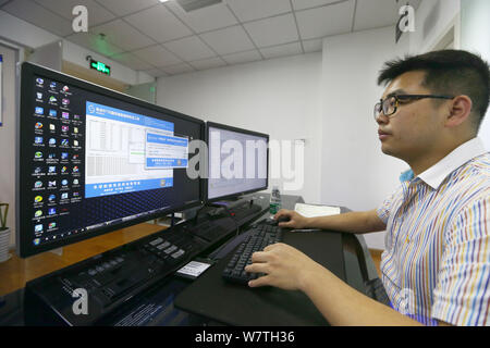 Un ingegnere cinese presenta il software per recuperare i file crittografati da virus ''WannaCry'' alla chiave di recupero laboratorio della provincia di Sichuan in ch Foto Stock