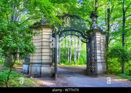 Gateway di antico parco in autunno Foto Stock